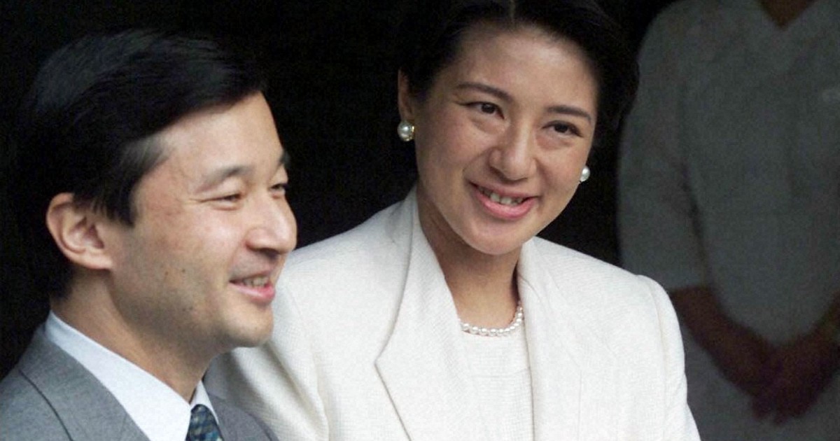 皇室、皇太子殿下・雅子さまの長女愛子さま宮内庁病院退院時の写真 2001年12月、皇太子さま（当時）に付き添われ、宮内庁病院