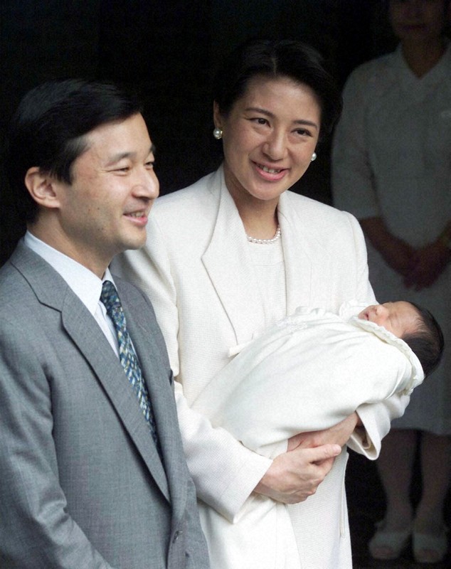 皇室、皇太子殿下・雅子さまの長女愛子さま宮内庁病院退院時の写真 朝日新聞デジタル：生まれたばかりの愛子さまを抱いて宮内庁病院