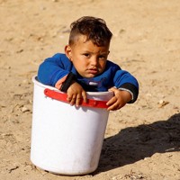 ガザ地区最南端のラファで遊ぶ子供。130万人を超す避難民が暮らす中、イスラエル軍が地上侵攻の準備を進めている＝ロイター