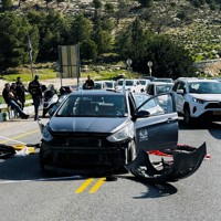 銃撃事件の現場を調べるイスラエルの治安関係者＝パレスチナ自治区ヨルダン川西岸で2024年2月22日、ロイター
