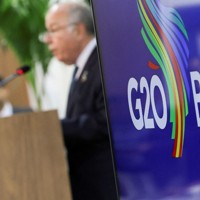 ブラジルのビエイラ外相のそばに掲げられたG20のロゴ。＝ブラジル・リオデジャネイロで2024年2月22日、ロイター