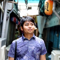 昔ながらの店が建ち並ぶ栄町市場を拠点に那覇市議として活動する普久原朝日さん＝那覇市で2024年2月18日、喜屋武真之介撮影