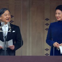 天皇陛下、64歳誕生日の一般参賀 [写真特集1/13] | 毎日新聞