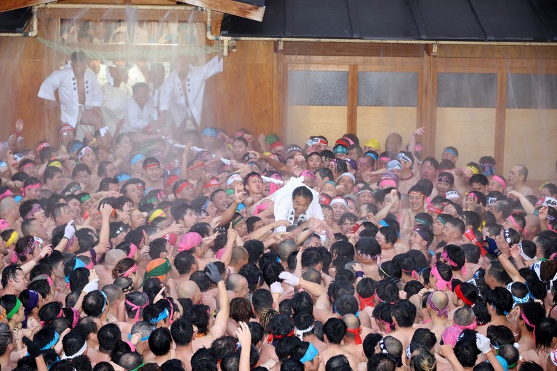 7,500 men in loincloths jostle in bizarre 