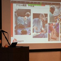 ガザでの手術中の画像を示して講演する中嶋優子さん＝札幌市中央区のANAクラウンプラザホテル札幌で2024年2月23日、安味伸一撮影