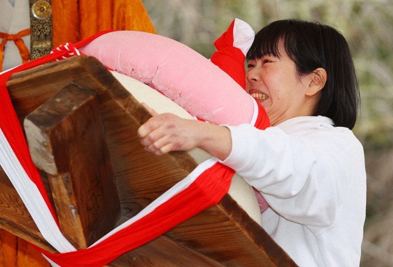 全力でもち上げよ 醍醐寺で奉納 ／京都 | 毎日新聞