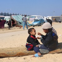 イスラエル軍の攻撃で避難を強いられ、テント暮らしを続ける子どもたち＝パレスチナ自治区ガザ地区南部ラファで2024年2月25日、ロイター