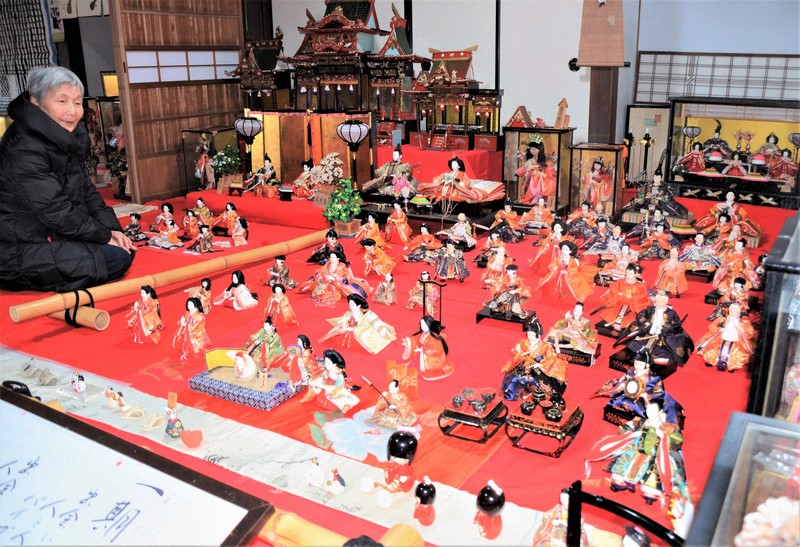 日本のお祭りのひな人形 広間が埋まるほどのひな人形 宮崎・日向で祭り、850体並ぶ | 毎日新聞