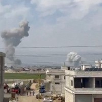 イスラエル軍の空爆によるとみられる黒煙＝レバノン東部のベカー高原で2024年2月26日、ソーシャルメディアに投稿された動画より・ロイター