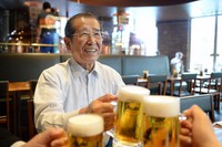 ビールを飲む福地茂雄氏＝東京都墨田区のアサヒビール本社で2013年6月11日、須賀川理撮影