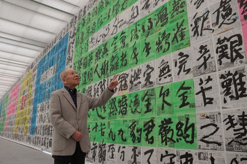 新聞紙に書く書道展 心に留まった文字1300ページ 県美で来月3日まで