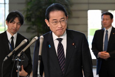 自身の衆院政治倫理審査会の出席について記者団の取材に応じる岸田文雄首相＝首相官邸で2024年2月28日午前10時51分、竹内幹撮影