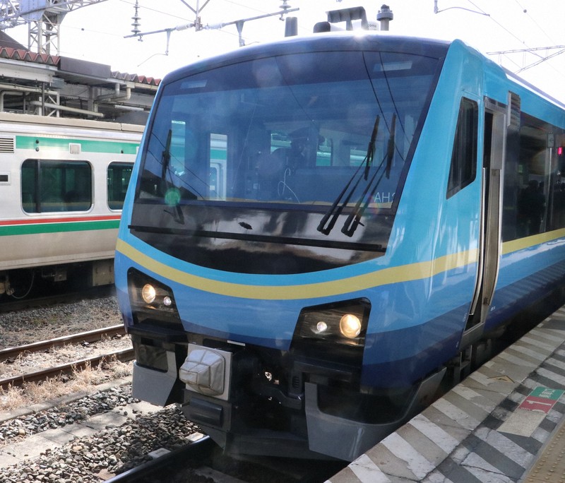 大きな車窓に会津路満載 新観光列車「あいづSATONO」公開 [写真特集2