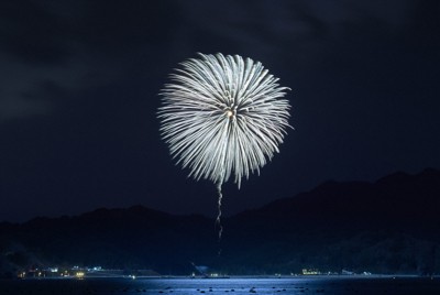 3.11の夜空に咲かせる慰霊の「白菊」 能登地震機に再挑戦 岩手 | 毎日新聞