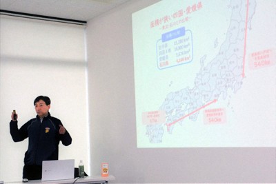 東日本大震災で5メートル以上の津波があった区間が540キロの長さとなったことを示し、南海トラフ地震への備えを説く大本敬久・愛媛県歴史文化博物館専門学芸員＝愛媛県伊方町で、松倉展人撮影