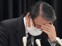 Ginan Mayor Hideo Kojima puts his hand to his forehead as he answers a question during a news conference in Ginan, Gifu Prefecture, on Feb. 28, 2024. (Mainichi/Keisuke Ota)