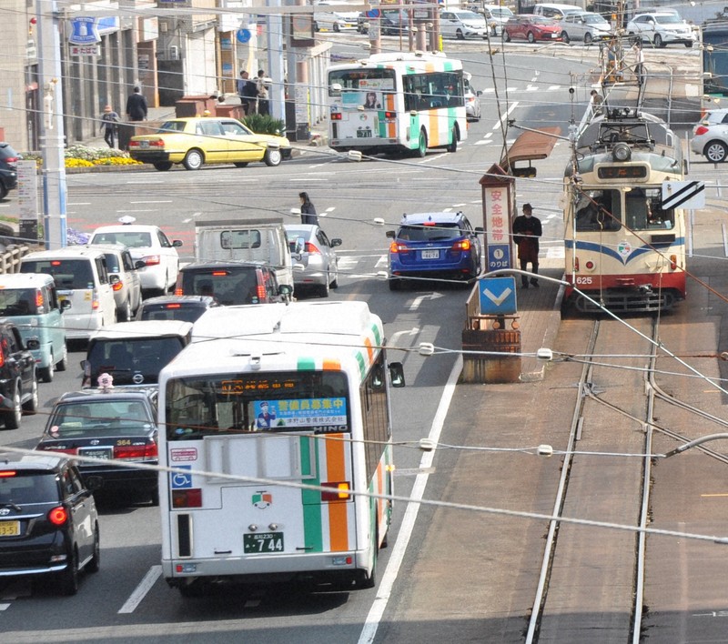 路線バス苦境「アリ地獄」 赤字、2024年問題…値上げしても減便 | 毎日新聞