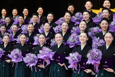 卒業式を終え、花束を手に記念写真に納まる宝塚音楽学校の卒業生＝兵庫県宝塚市で2024年3月1日午前11時38分、梅田麻衣子撮影