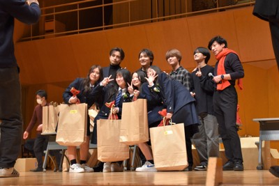 卒業式 中島健人さん、東山紀之さんらが卒業を祝福 輪島高校でサプライズ