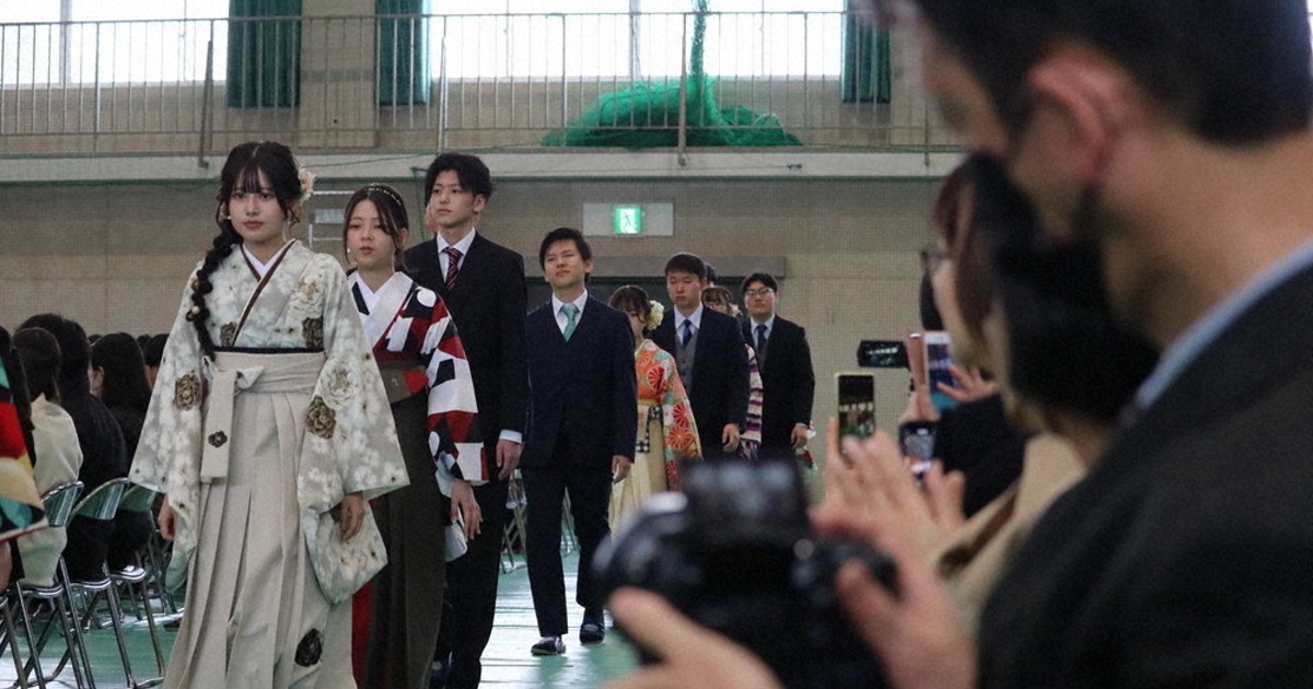 友達との思い出胸に巣立つ 県立高で卒業式 ／三重 | 毎日新聞