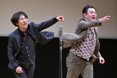 単独ライブ「最初で最後」で漫才をする滝沢秀一さん（左）と西堀亮さん。滝沢さんは西堀さんを「相棒。お笑いをやる上で必要。自分がやりたいこと以上のことができる」と話し、西堀さんは「26年やってきた相方。2人で一緒にやってウケる滑る。何にも似てる関係性はない唯一無二ではある」と話す＝東京都千代田区の「よみうり大手町ホール」で2024年3月1日午後7時41分、前田梨里子撮影