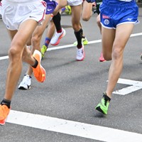 箱根駅伝で選手たちが着用したシューズ。厚底は選手の定番だ＝東京都千代田区で2024年1月2日、前田梨里子撮影
