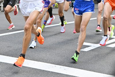 箱根駅伝で選手たちが着用したシューズ。厚底は選手の定番だ＝東京都千代田区で2024年1月2日、前田梨里子撮影