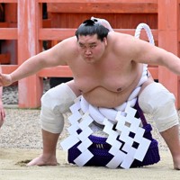 5年ぶり奉納土俵入り 照ノ富士、大阪初優勝へ意気込み 大相撲 [写真