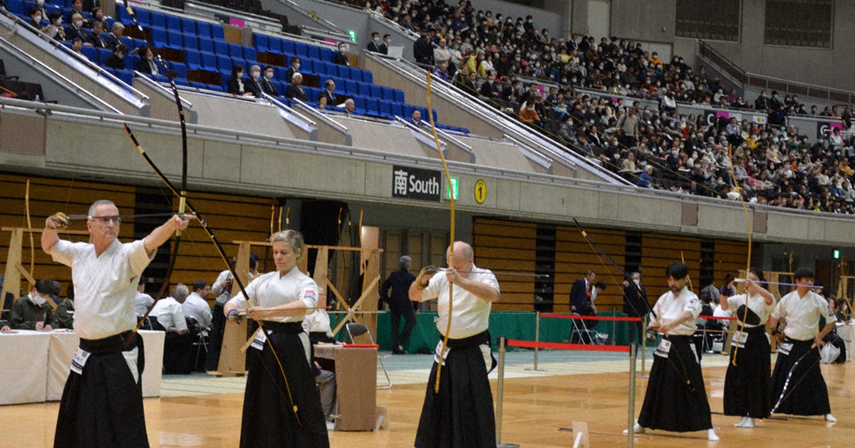 弓道団体世界一の技 160人参加し競う 名古屋で大会 ／愛知 | 毎日新聞