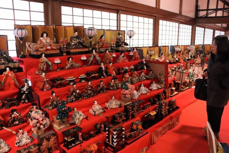 時代支えたおひなさま 西教寺・供養前の人形展示 大津 ／滋賀 | 毎日新聞