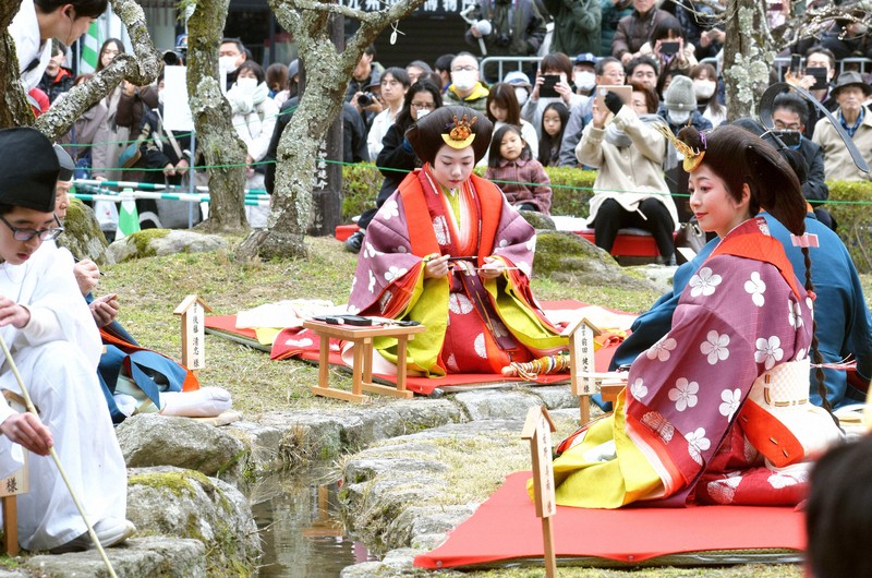 梅の花の下で和歌詠む平安時代の行事 太宰府天満宮で曲水の宴 | 毎日新聞
