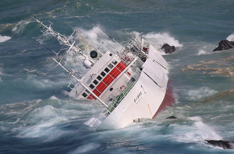 漁船座礁、1人不明 船外に転落か 伊豆諸島沖 | 毎日新聞