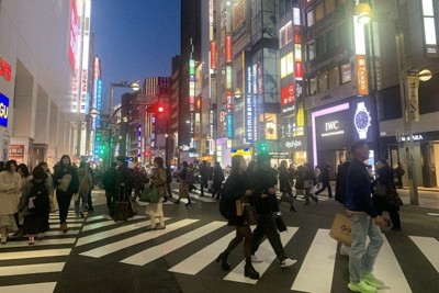 若者らが行き交う新宿の街＝東京都新宿区で2024年3月4日午後6時5分、國枝すみれ撮影
