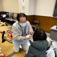 発災直後に被災者の診療にあたる歯科医師（左）＝石川県志賀町で2024年1月7日（石川県歯科医師会提供）