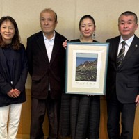 避難してきた（左から）保下マチ子さんと正明さん夫妻。長女の真澄さんはふるさと輪島の棚田を描いた作品を、吉田信解市長（右端）に贈った＝本庄市役所で2024年3月4日午後2時40分、隈元浩彦撮影