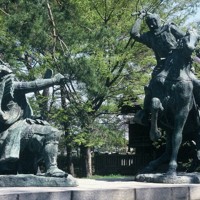 長野市の川中島古戦場史跡公園にある「信玄・謙信一騎打ちの像」＝ながの観光コンベンションビューロー提供