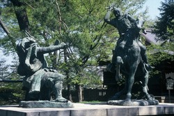 長野市の川中島古戦場史跡公園にある「信玄・謙信一騎打ちの像」＝ながの観光コンベンションビューロー提供