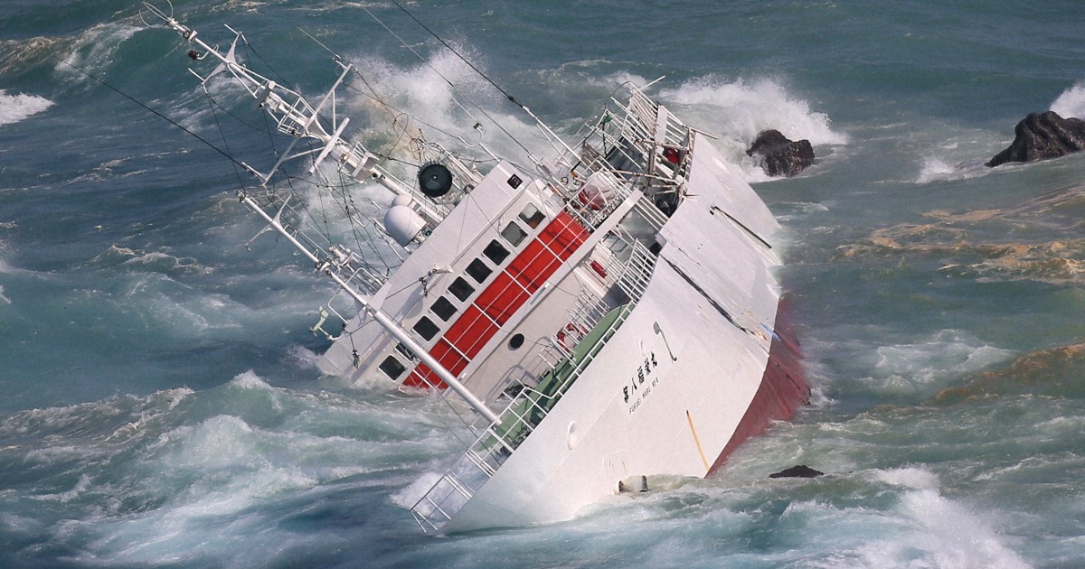 伊豆諸島・神津島沖で漁船座礁 1人不明、船外に転落か [写真特集1/7