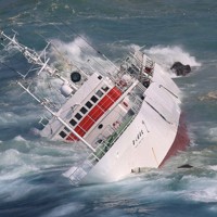 座礁ページ 伊豆諸島・神津島沖で漁船座礁 1人不明、船外に転落か [写真特集1/7