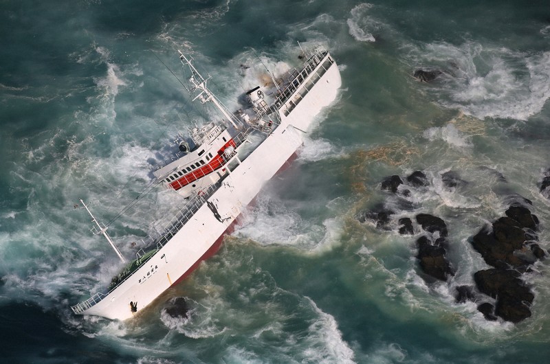 伊豆諸島・神津島沖で漁船座礁 1人不明、船外に転落か [写真特集2/7