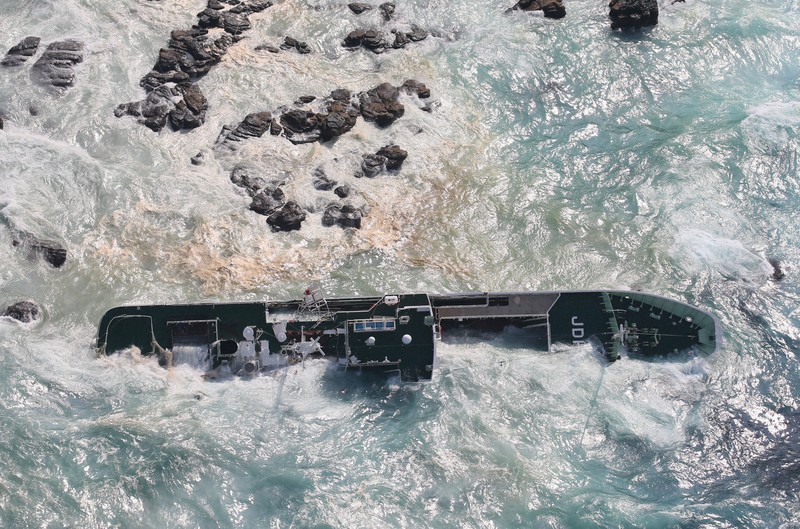 伊豆諸島・神津島沖で漁船座礁 1人不明、船外に転落か [写真特集1/7