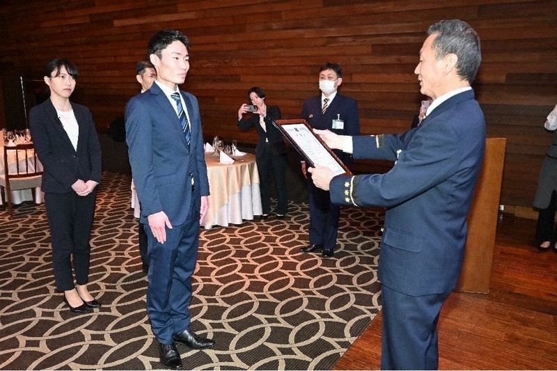 神戸市中央消防署の奥村署長から感謝状を授与される石塚さん