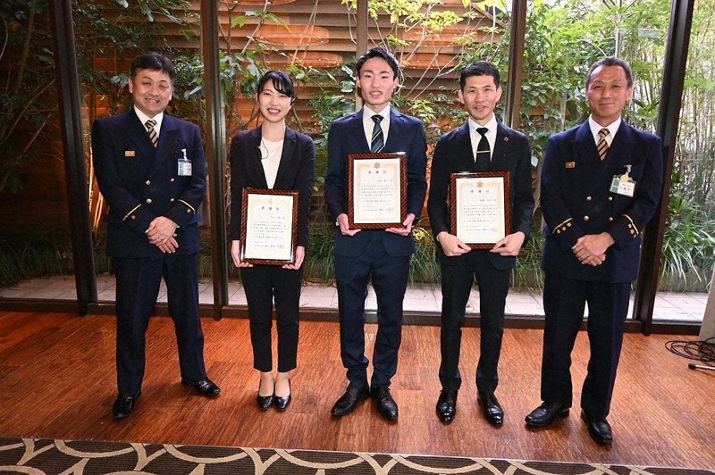 感謝状を手に笑顔の石塚さん（中央）