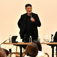 輪島塗の現状や危機について説明する塗師（ぬし）の赤木明登さん（中央）＝秋田市内で2024年3月4日、高橋宗男撮影