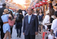 浅草の仲見世通りに立つ福地茂雄氏＝東京都台東区で2013年10月11日、手塚耕一郎撮影