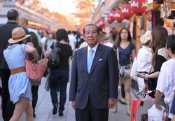 浅草の仲見世通りに立つ福地茂雄氏＝東京都台東区で2013年10月11日、手塚耕一郎撮影