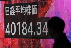 初の4万円台をつけた日経平均株価を示す大型ディスプレー＝東京都中央区で4日、宮間俊樹撮影
