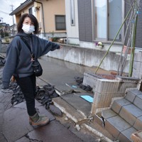液状化で甚大な被害が出た石川県内灘町西荒屋地区で、自宅が「大規模半壊」の判定を受けた中井明子さん宅。液状化で噴出した土が今も残る＝同地区で2024年3月2日午後5時5分、萱原健一撮影