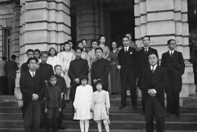皇籍離脱した旧11宮家の元皇族ら。この日、昭和天皇が催した夕食会に招かれた＝東京都港区の赤坂離宮で1947年10月18日