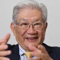 インタビューに答える五百旗頭真氏＝東京都千代田区で2024年2月21日、宮本明登撮影